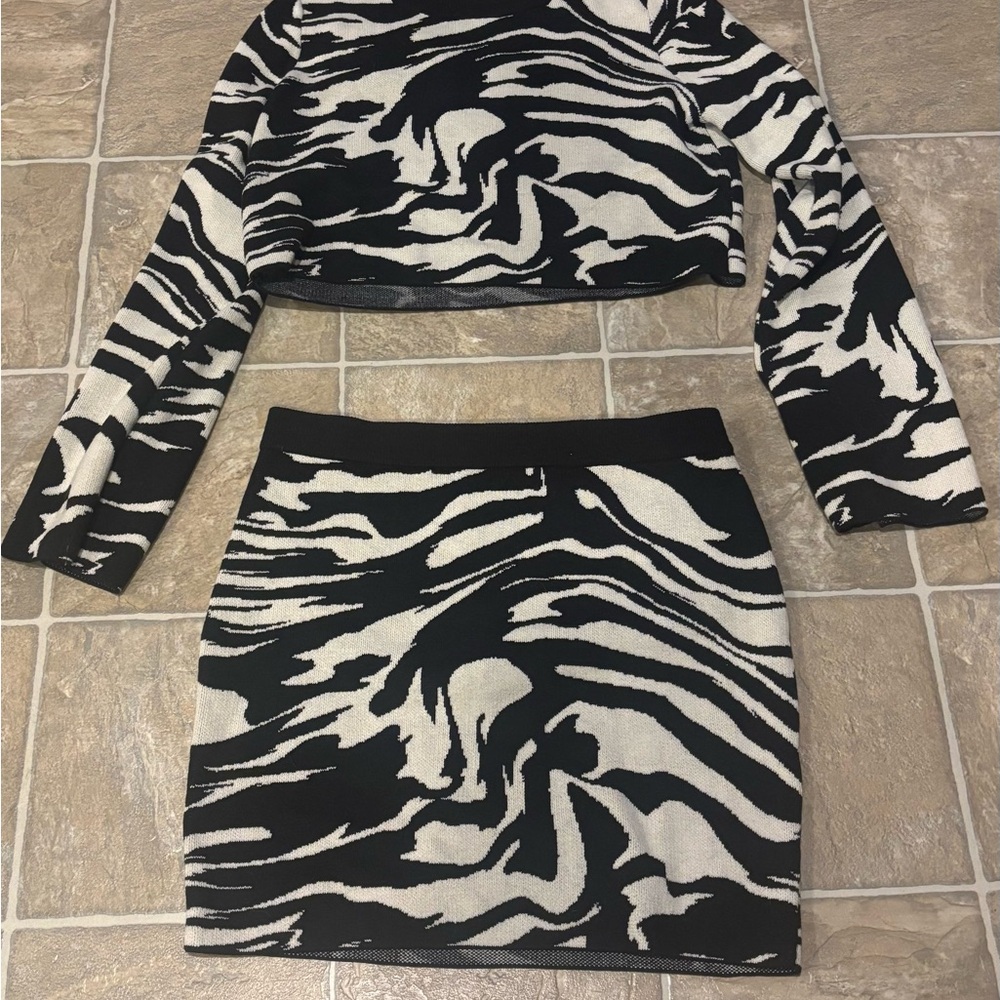 H&M black and White Zebra Print Skirt Size Medium